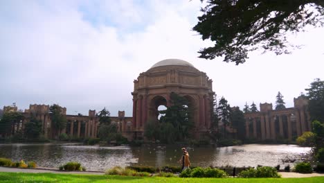 el lugar de bellas artes, lago y gente pasando por el parque