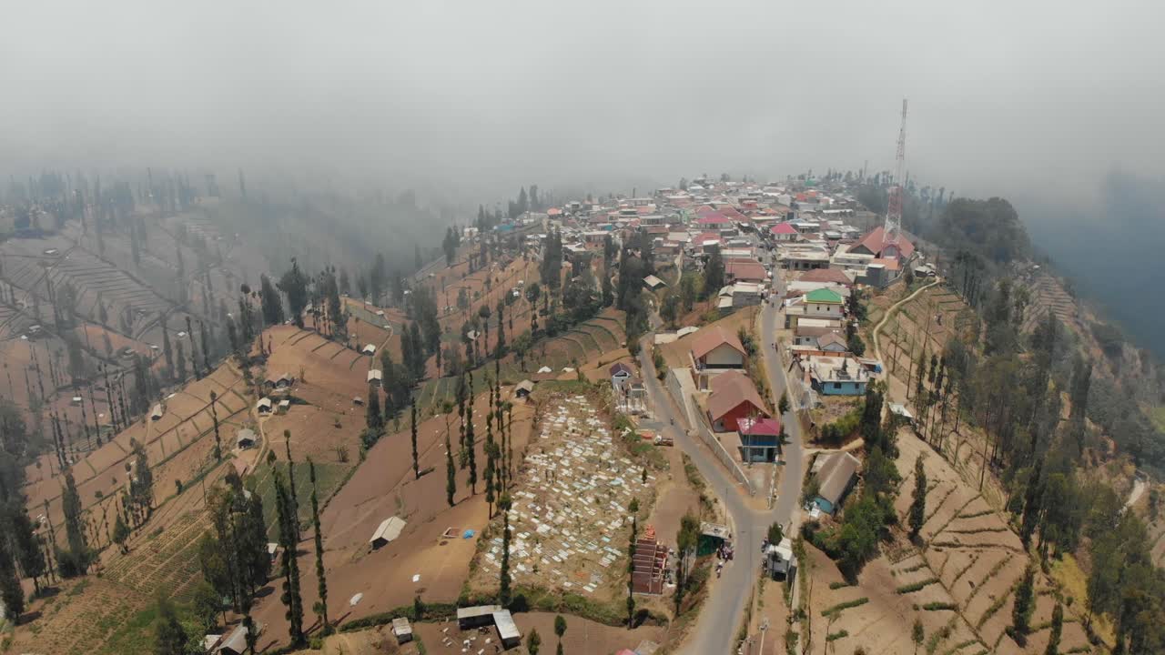 Bulutlu tepelerle Bromo köyü, Doğu Cava, Endonezya