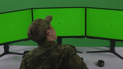 통제실에 있는 군인