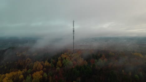 Weiße-Wolken-Und-Nebel-über-Den-Herbstlichen-Bäumen-Im-Wald-Rund-Um-Den-Telekommunikationsturm-In-Quebec,-Kanada