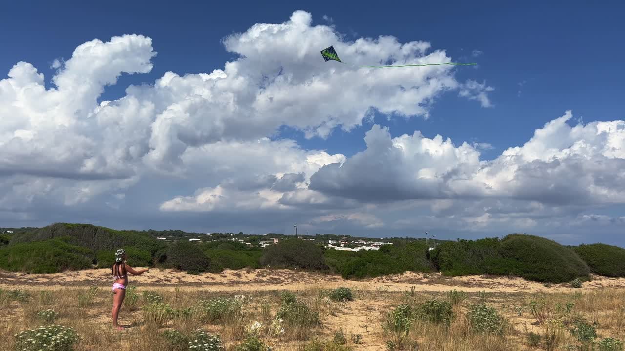 стоящая маленькая рыжая девочка в шляпе летом