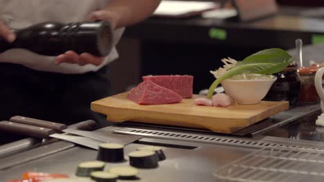 El-Chef-Japonés-Agrega-Pimienta-A-La-Carne-Cruda-De-Kobe-En-El-Restaurante-De-Lujo-Japonés-En-Hyogo-Kobe-Sobre-Una-Mesa-De-Madera