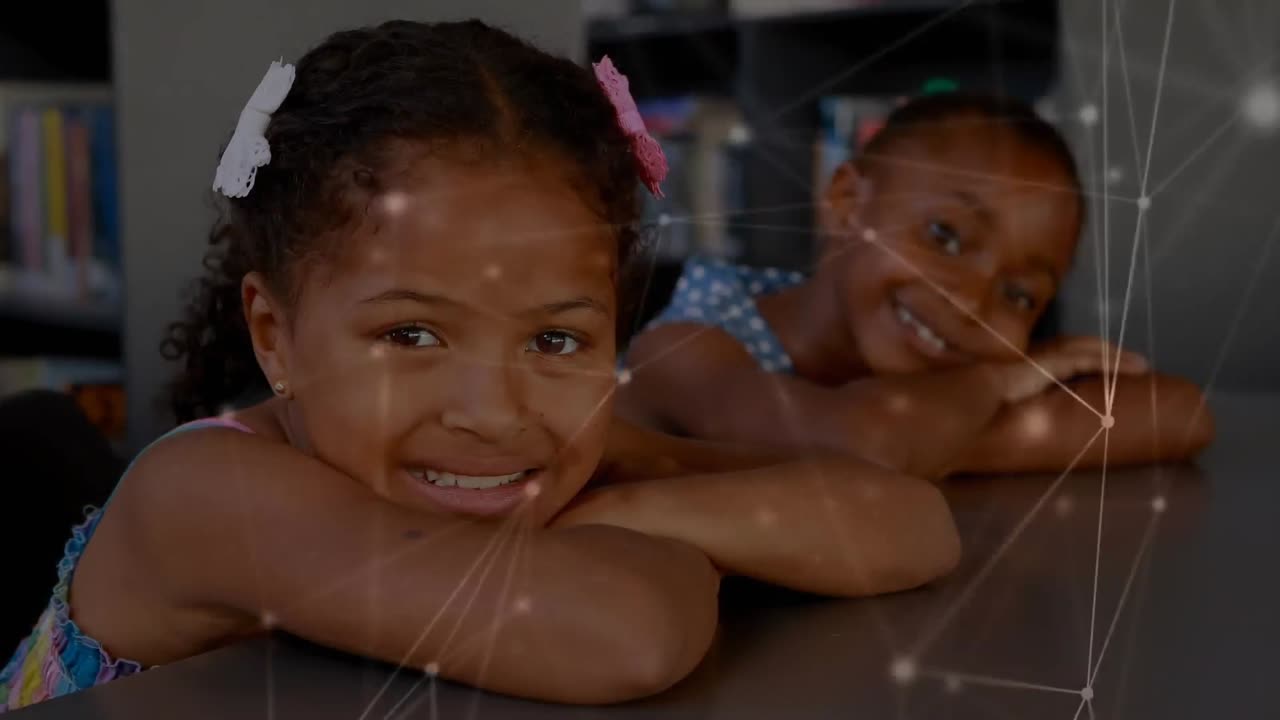 niños apoyados en la mesa con conexiones de luz