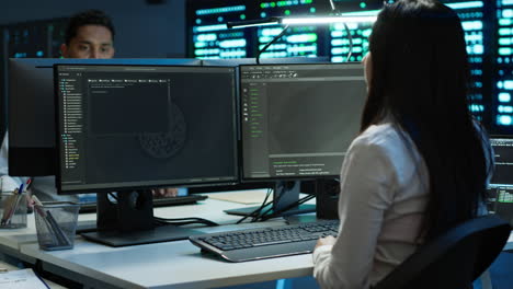 equipo de técnicos en el centro de datos que gestiona la infraestructura