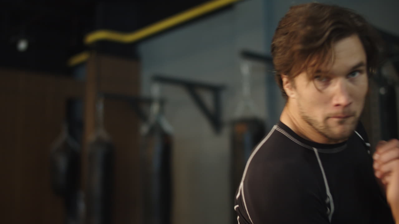 스포츠 클럽에서 몸을 따뜻하게 하는 흥분 된 피트 남자. 체육관에서 싸움을 준비하는 권투 선수