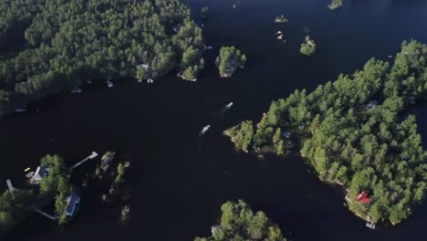 Vista-De-Dron-De-Empuje-De-Un-Lago-De-Cabaña-Remoto