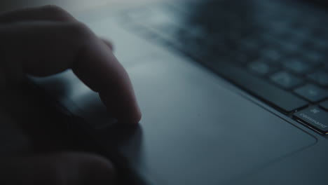 persona que utiliza un touchpad para portátil