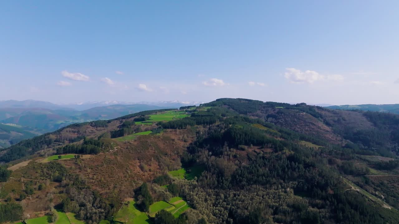 Frodig natur med bjergrigt landskab nær Fonsagrada Lugo, Galicien, Spanien