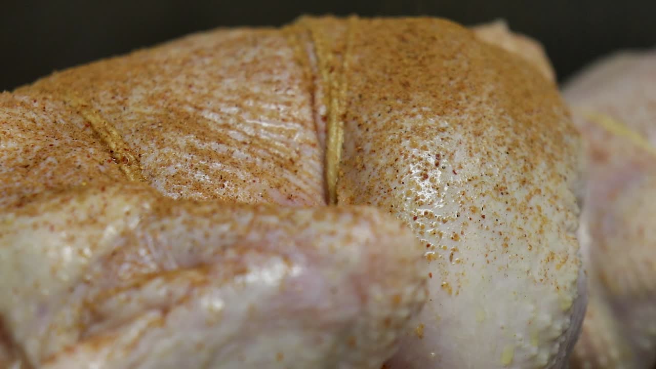 양념을 하고 꼬치에 묶인 생 닭고기의 오른쪽 팬을 닫습니다