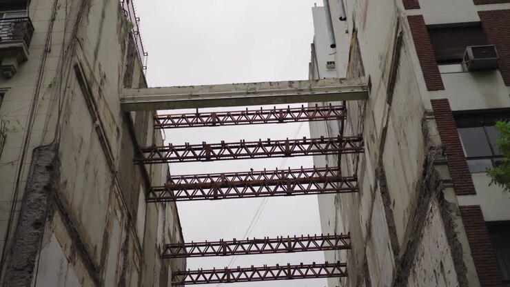 Degrado urbano: Esplorando le rovine di un vecchio edificio