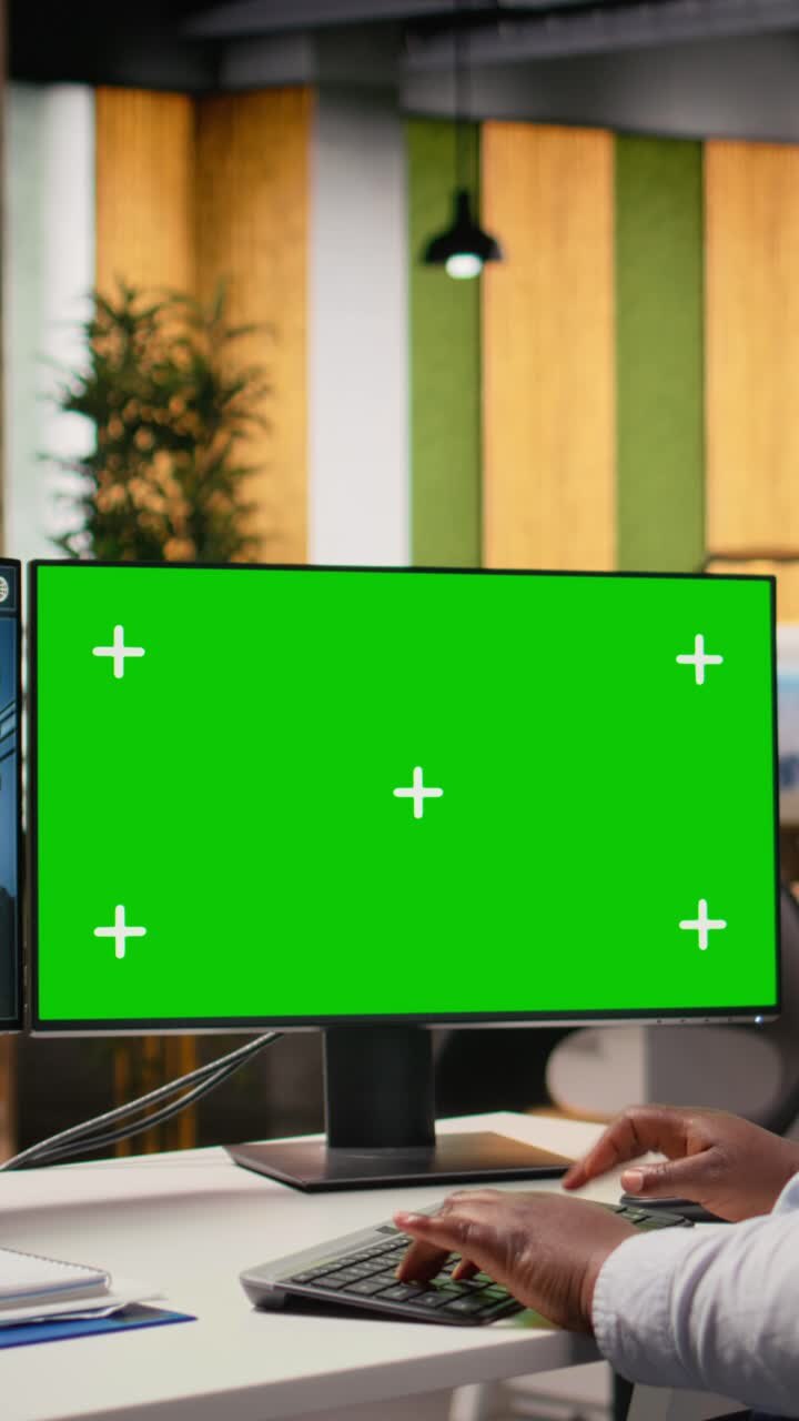 Ingegnere che guarda la dashboard di analisi delle linee elettriche su un PC con schermo isolato
