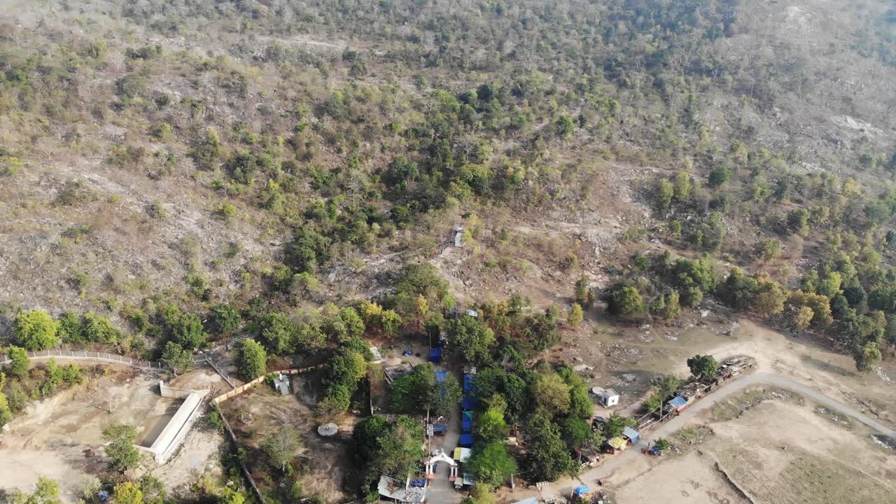 fotografía aérea de las instalaciones del templo con el bosque del templo de maa kauleshwari, chatra, jharkhand, india