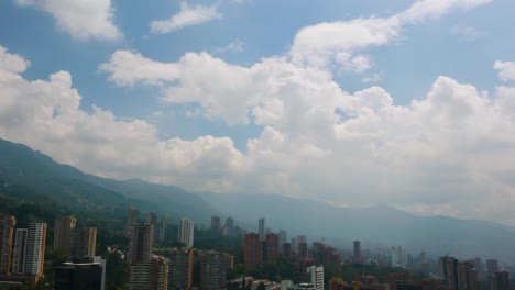 vuelo hacia atrás: el dron vuela lejos de los edificios de apartamentos en medellín, colombia