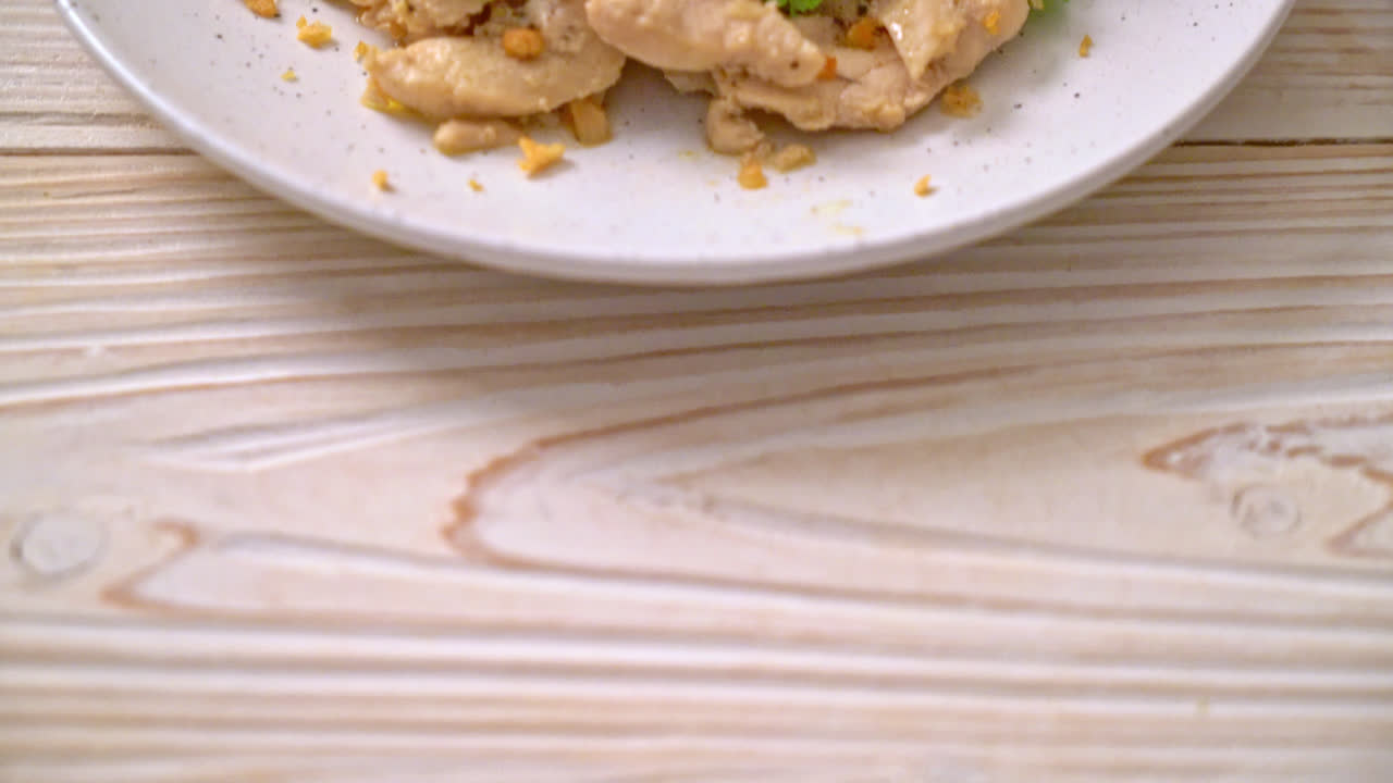 마늘과 후추를 곁들인 닭고기 볶음