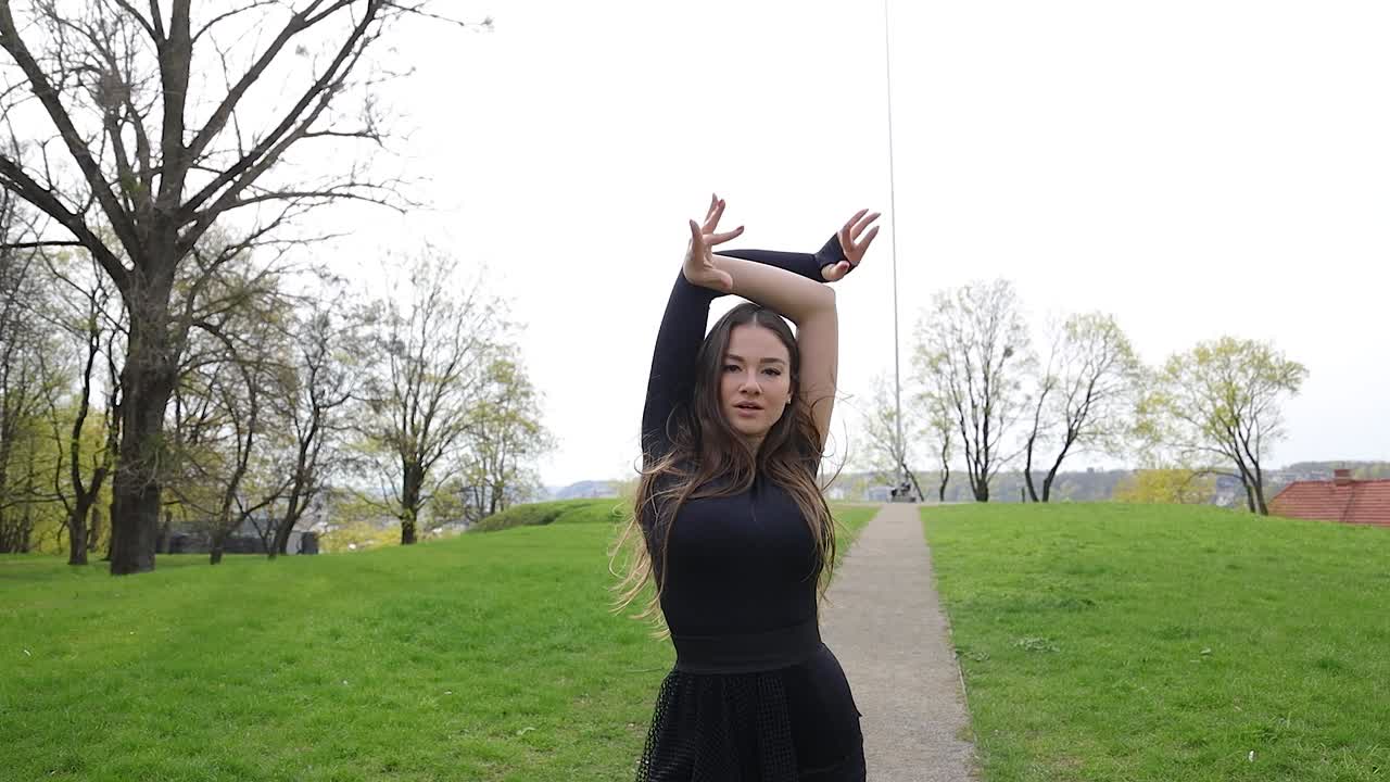 elegante bailarina bailando al aire libre en un hermoso parque