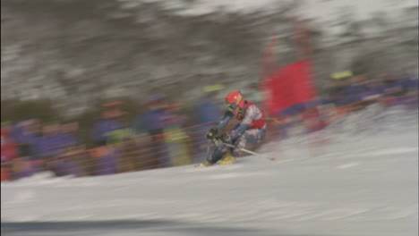 Ein-Skifahrer-Rast-Durch-Den-Slalom-Bergab