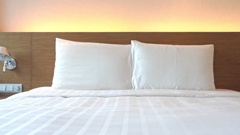 habitación de hotel estándar dormitorio cama hecha con