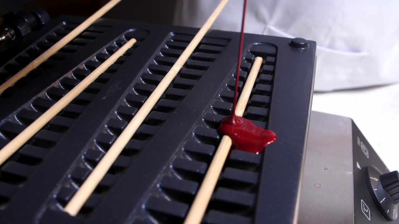 poner mezcla de terciopelo rojo en la máquina de gofres de árbol