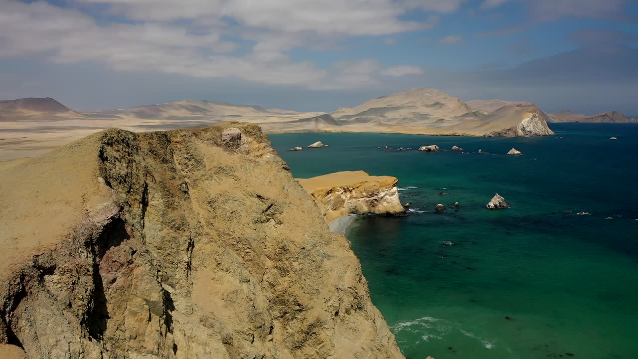 Ripresa in avanti Riserva di Paracas Scogliere Gialle Perù Oceano Pacifico Natura Selvaggia.