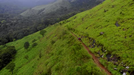 Toma-Aérea-De-4k-De-Izquierda-A-Derecha-De-Un-Jeep-4x4-En-Un-Sendero-Todoterreno-Dentro-De-Los-Bosques