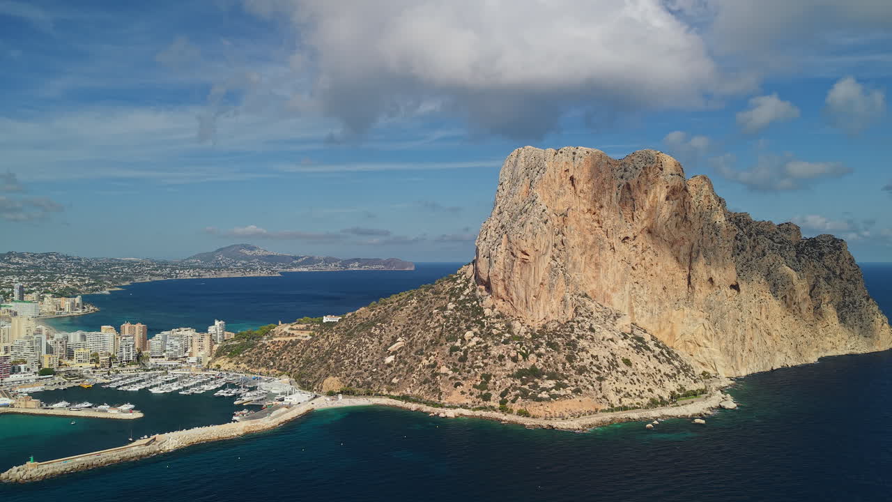 İspanya'daki Penon de Ifach Kayası ve Calpe Sahil Kasabası'nın havadan görünümü.