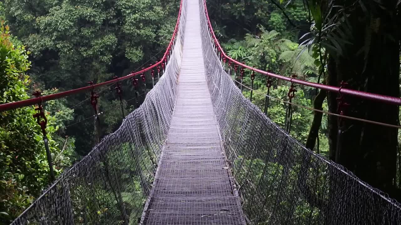 인도네시아 서자바 주 수카부미 에 있는 구간 서스핑 브리지