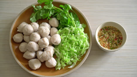 pork-meatball-with-fresh-vegetable-and-spicy-dipping-sauce