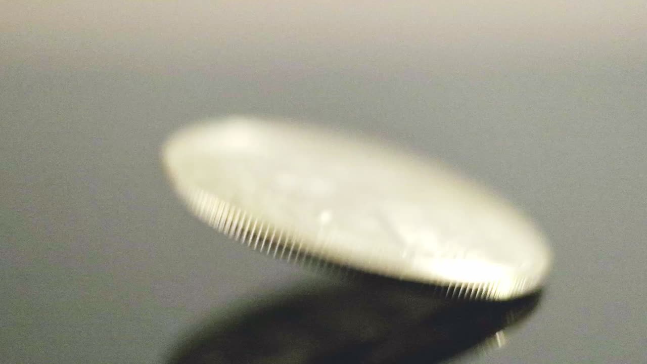 황금 동전 회전 및 떨어지는 가까운 운명 거래 개념, 비트코인 btc 암호화폐 가치