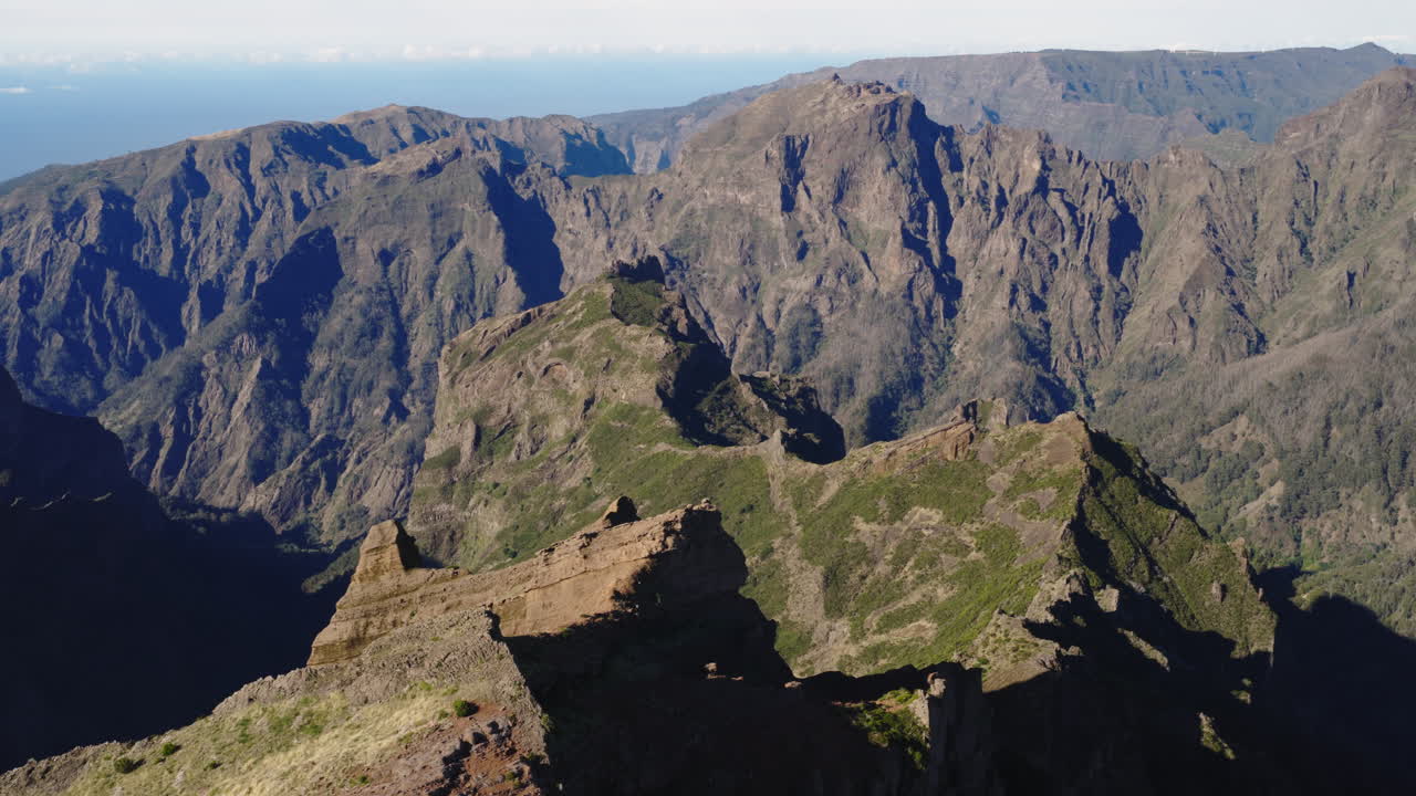 Vista aerea di aspre vette montane e valli