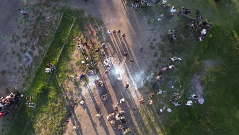 una toma orbital de arriba hacia abajo sobre una celebración tradicional de graduación en argentina