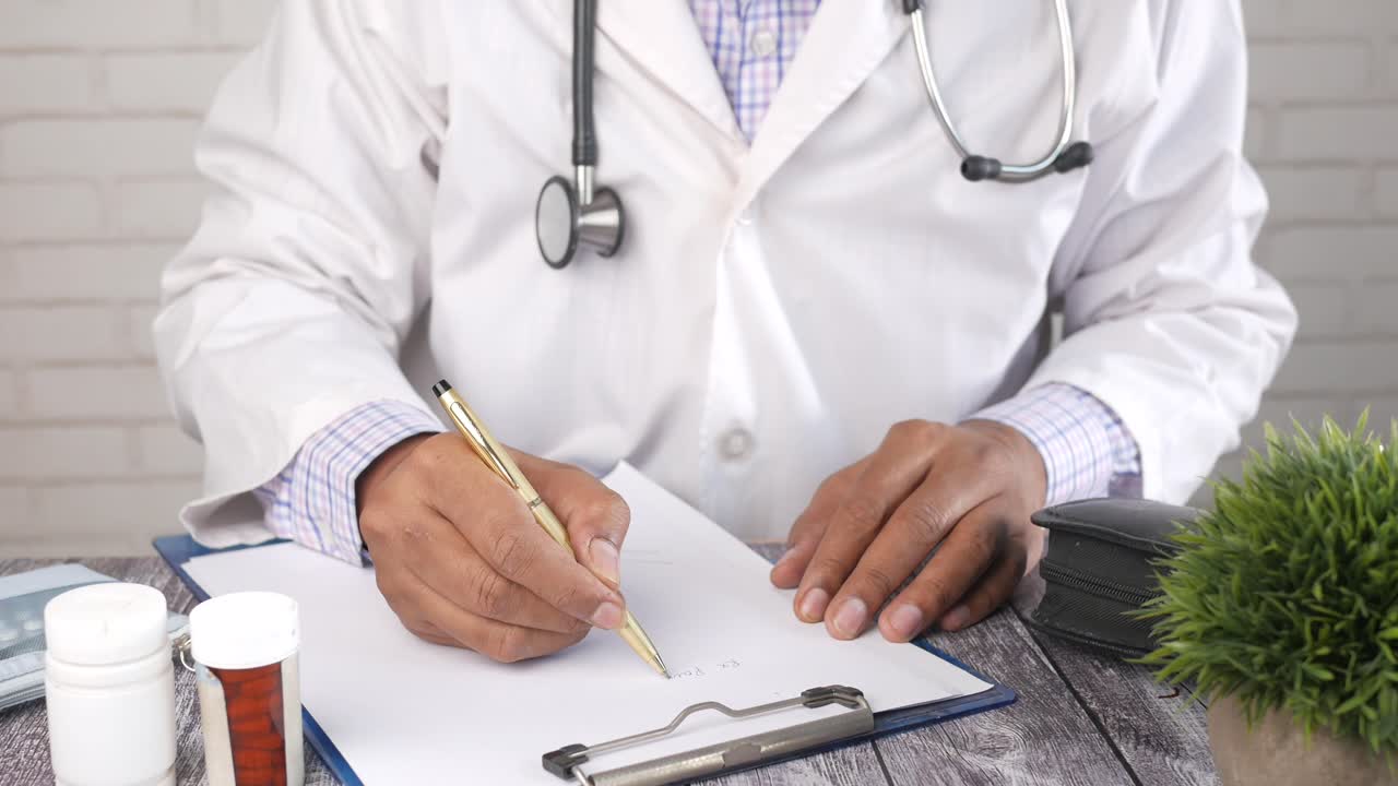 Médico escrevendo receita