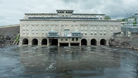 Presa-De-St-Croix-Falls,-Central-Hidroeléctrica-Que-Genera-Electricidad-En-Wisconsin