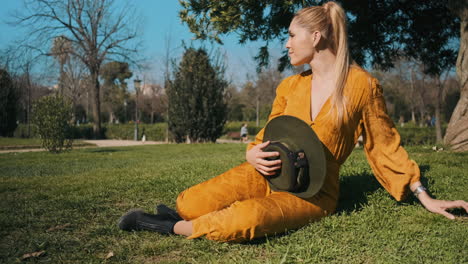 una joven elegante posando para la cámara al aire libre.