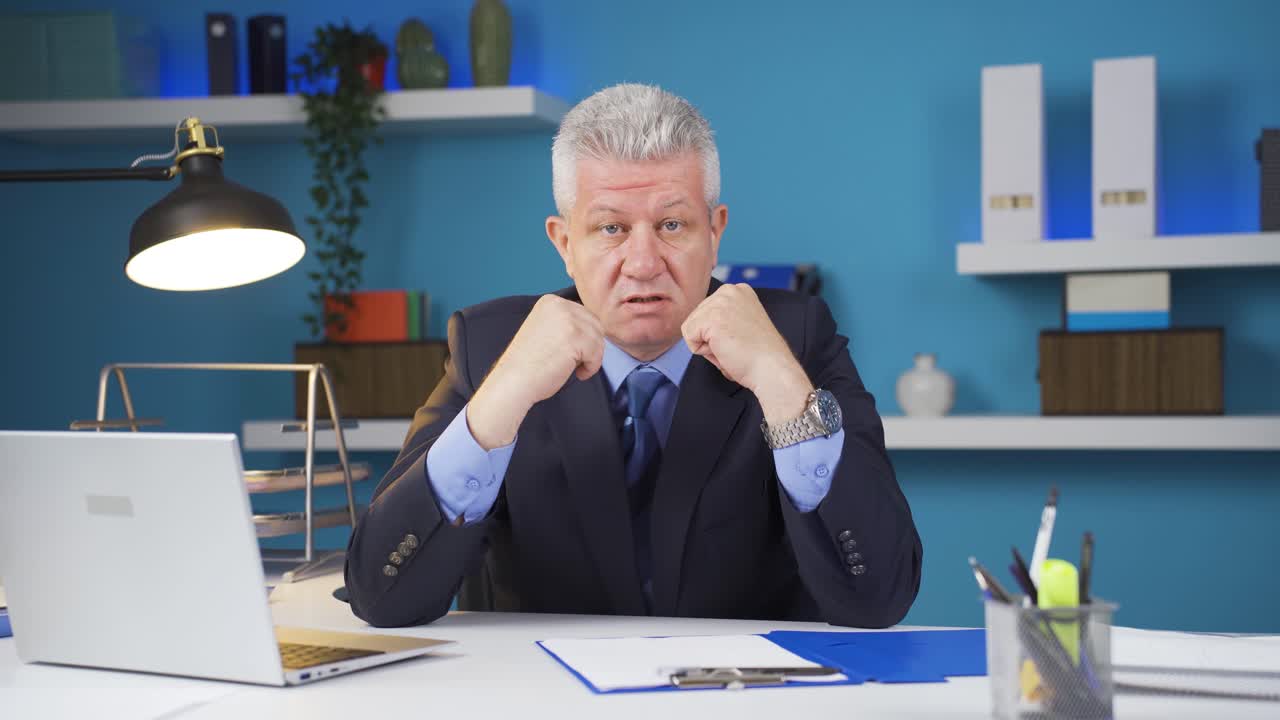 동기부여받은 사업가가 카메라에 말을 걸고, 영감을 줍니다.