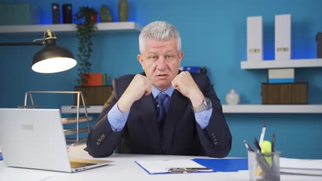 un hombre de negocios motivado hablando a la cámara, inspirador.