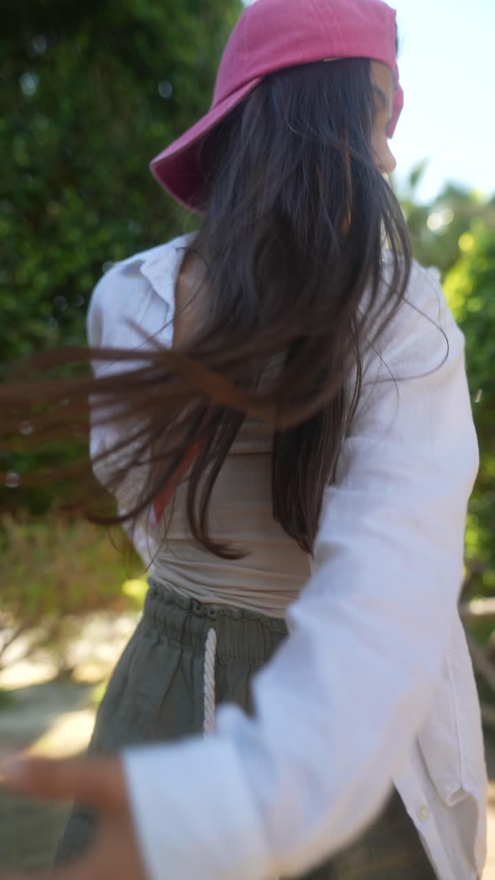 십대 소녀가 야외에서 춤을 춘다