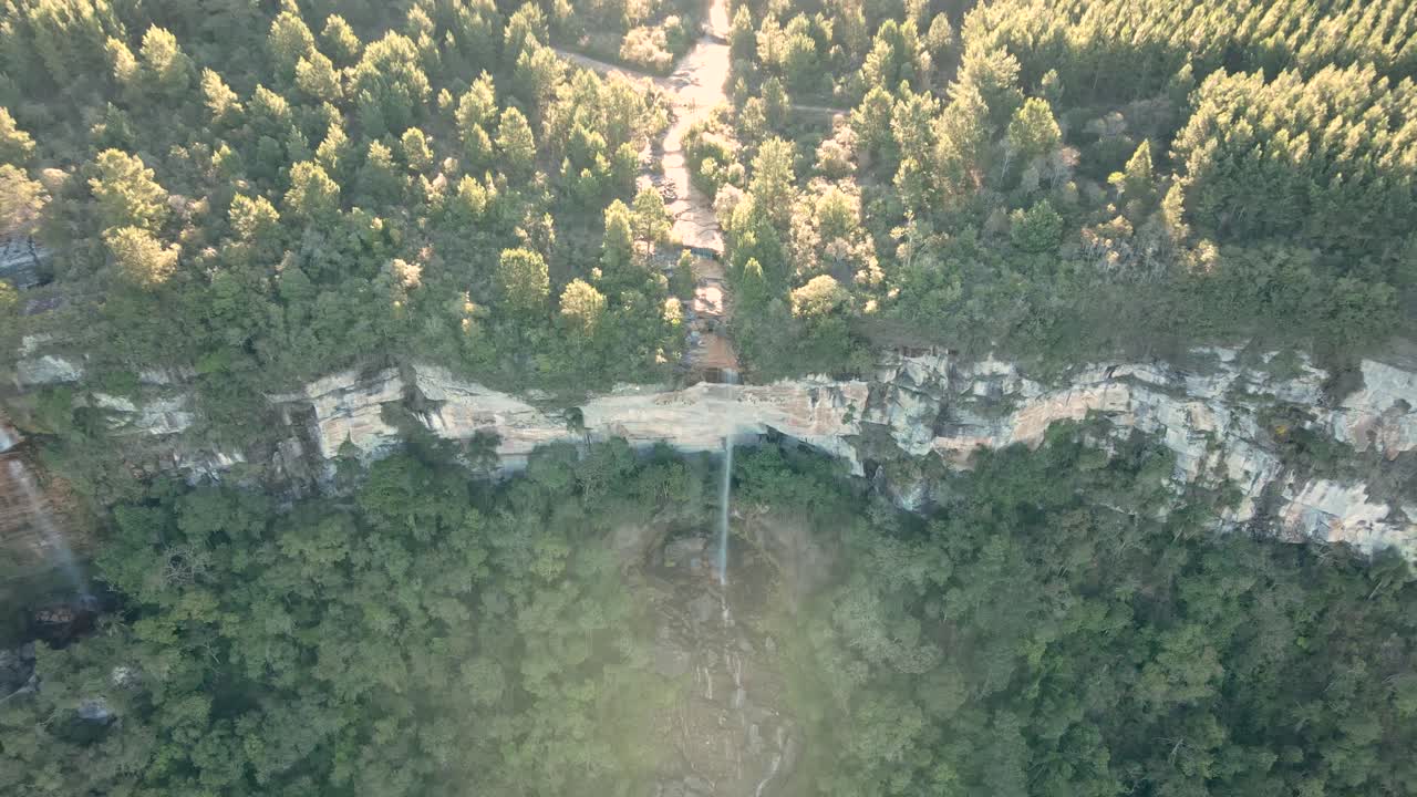 브라질, 파라나, 페라우 폭포 위의 데본기 급경사면의 공중 전망