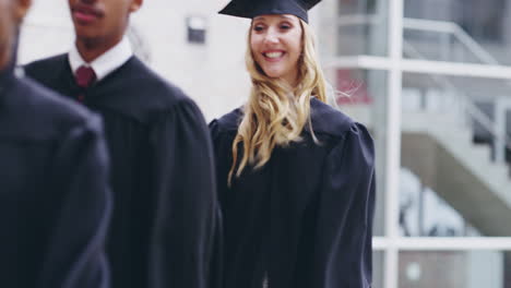 imágenes de 4k de un grupo de graduados caminando