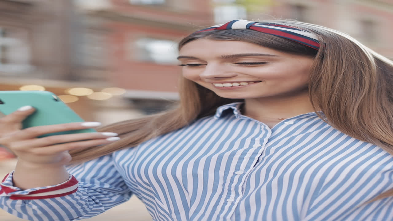 Giovane donna felice che usa lo smartphone e un auricolare wireless.