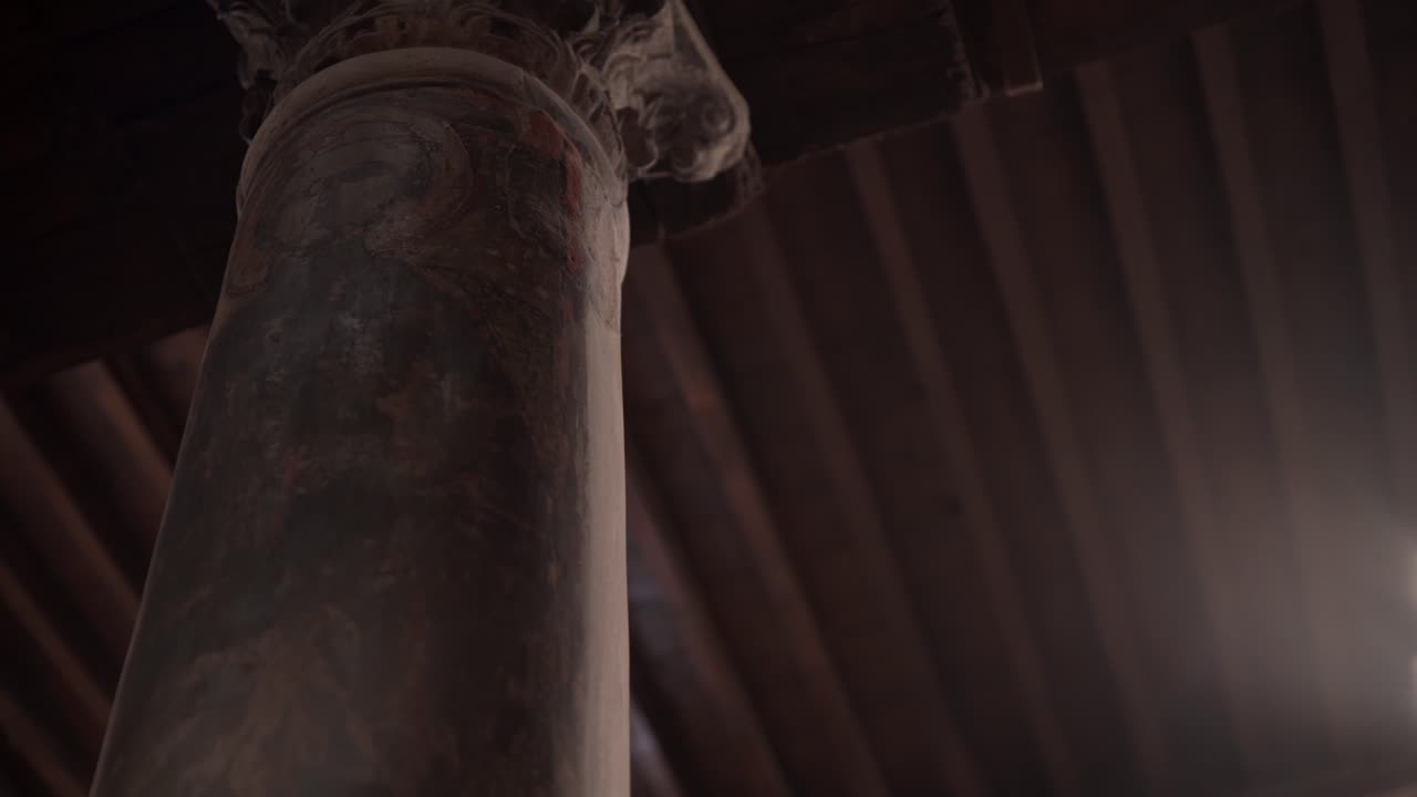 예수님과 그의 가족이 한동안 머물렀던 교회 안의 우는 사도의 기둥