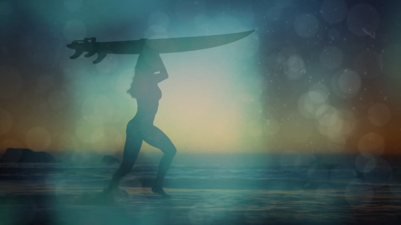 Mulher carregando prancha de surfe caminhando em águas rasas do oceano ao pôr do sol, com efeitos bokeh para anúncios de viagens