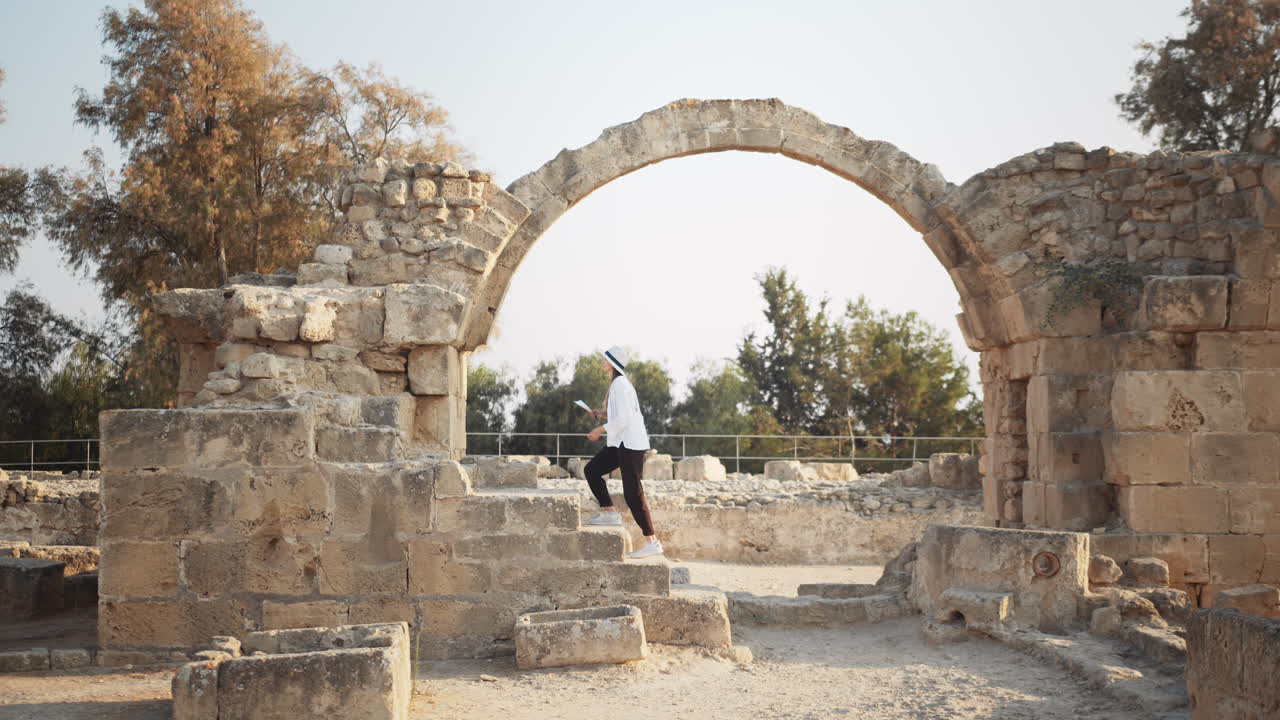 una mujer explorando antiguas ruinas.