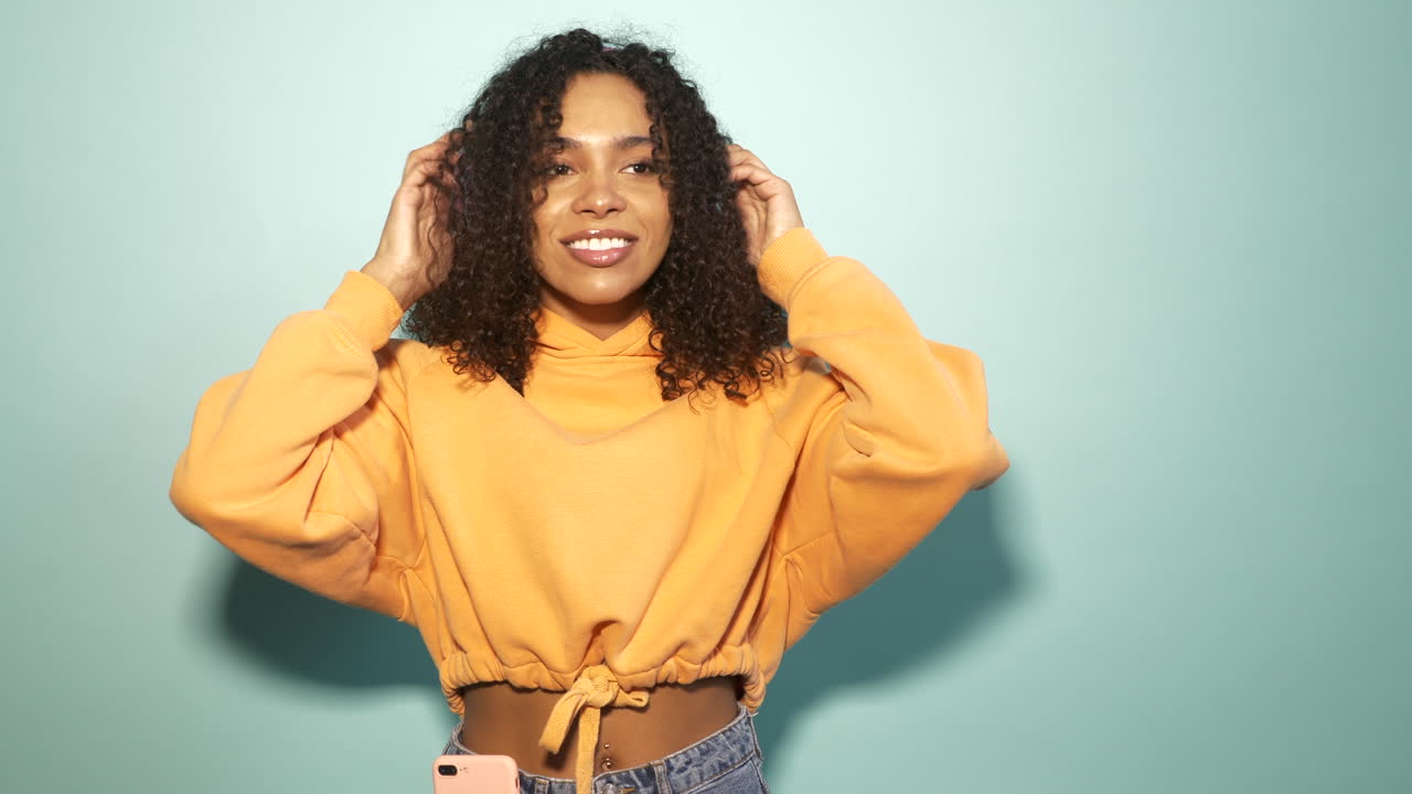 mujer con auriculares usando teléfono inteligente