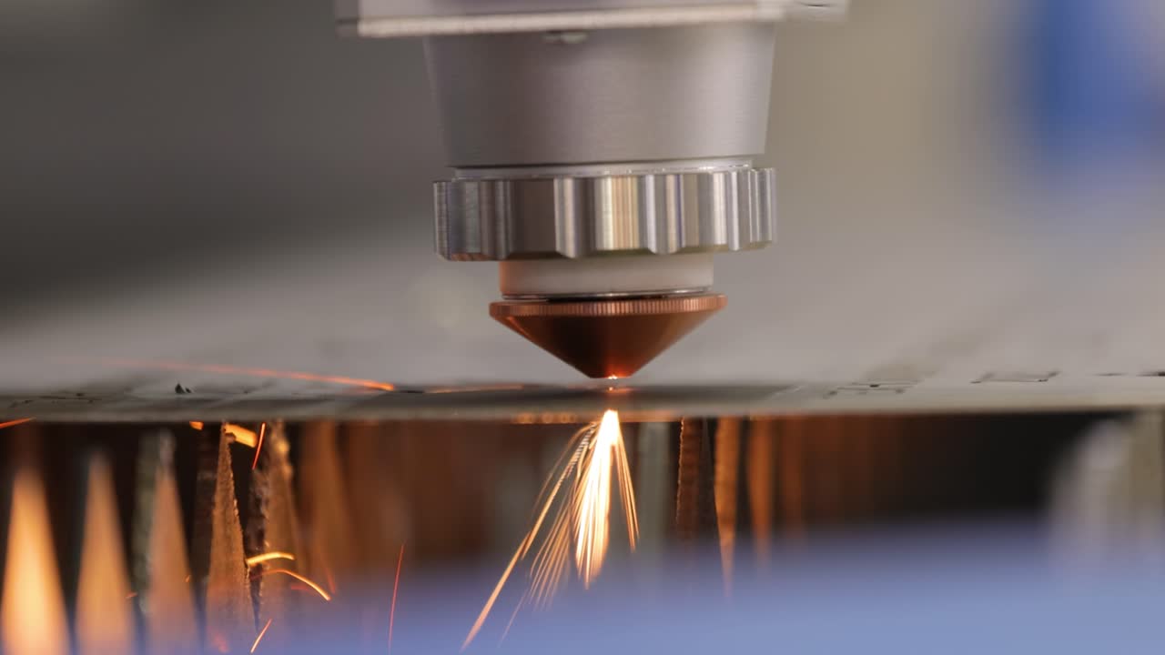 corte láser cnc de metal, tecnología industrial moderna.