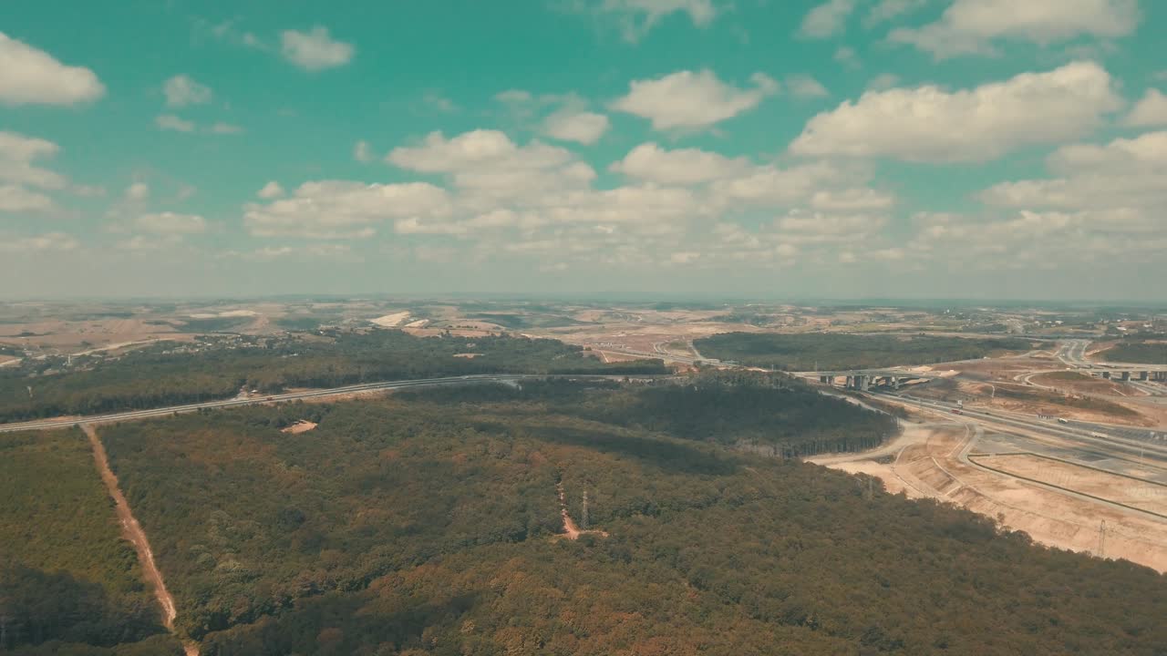 이스탄불에 착륙하는 동안 비행기 창 현창에서 공중 보기