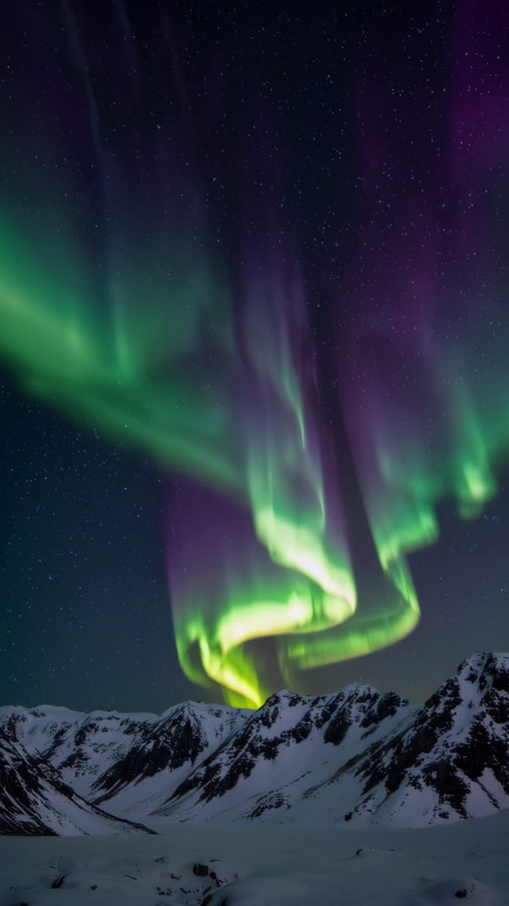 aurora boreal sobre las montañas nevadas