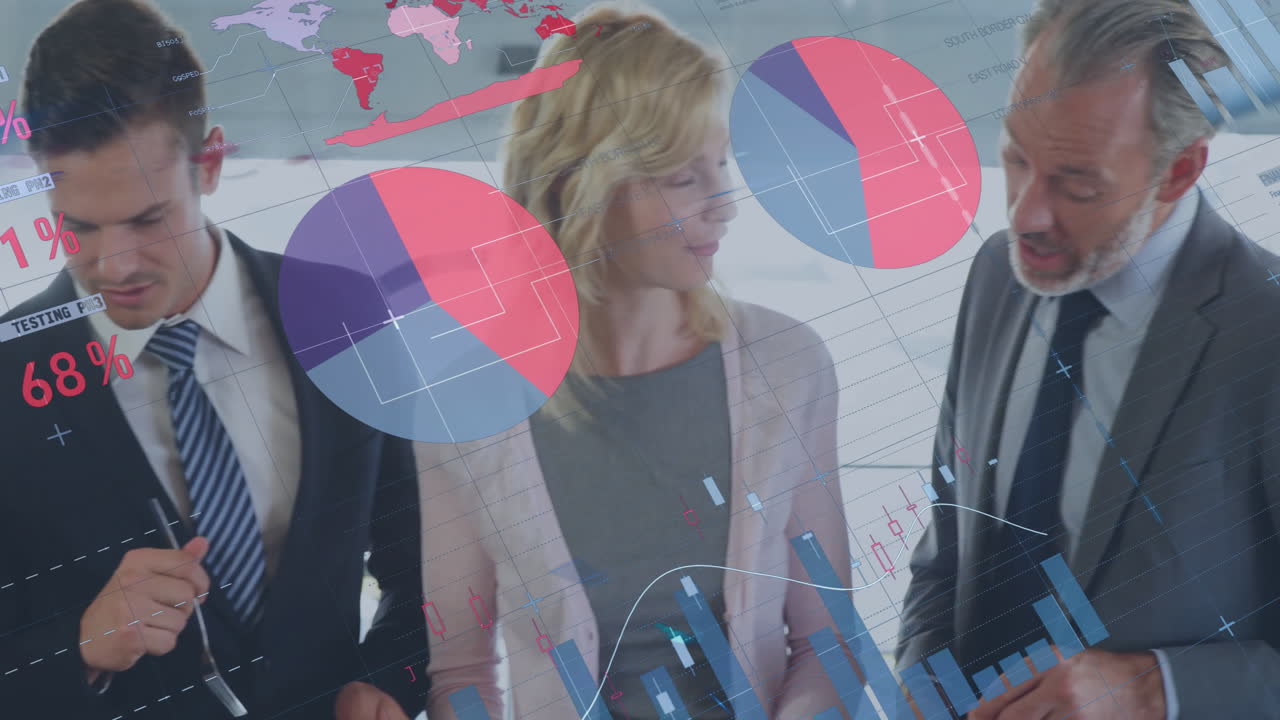 бизнесмены обсуждают анализ данных над финансовыми графиками и анимацией карты мира