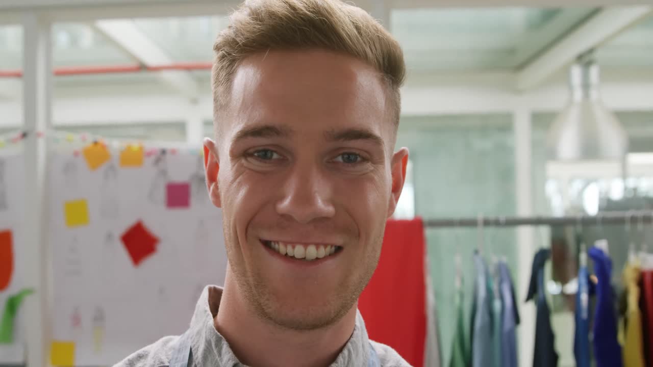 joven que trabaja en una oficina creativa