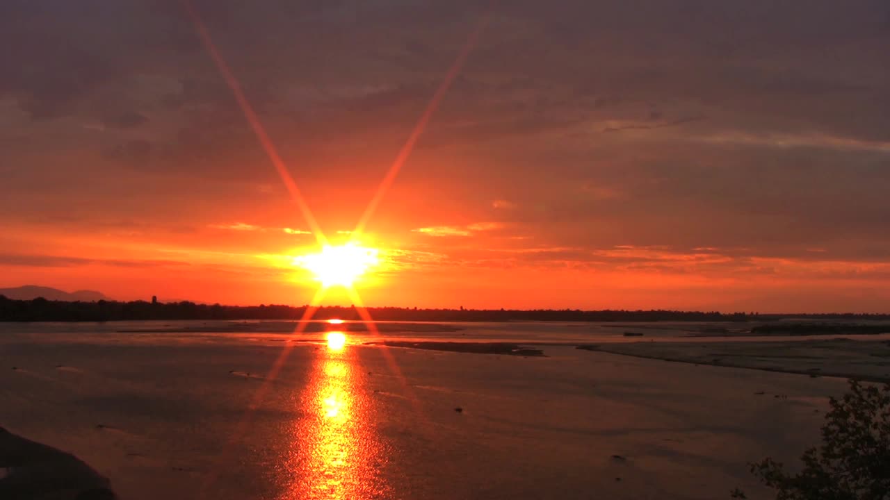 탄자니아의 셀루스 호수에 일몰