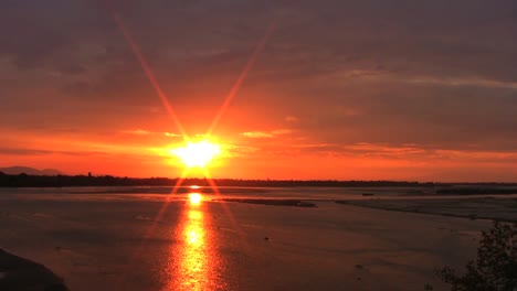 puesta de sol en el lago en selous en tanzania